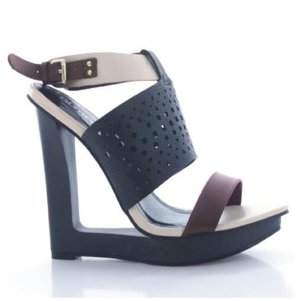 BUMPER CLASSIC PERFORATED WEDGE HEEL SANDALS SIZE 10 MEDIUM